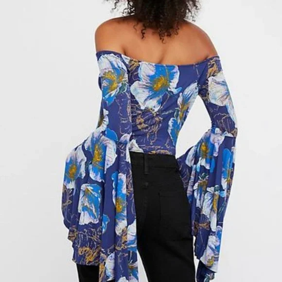 🍒NWOT🍒  FREE PEOPLE BELL SLEEVES TOP - Picture 3 of 3